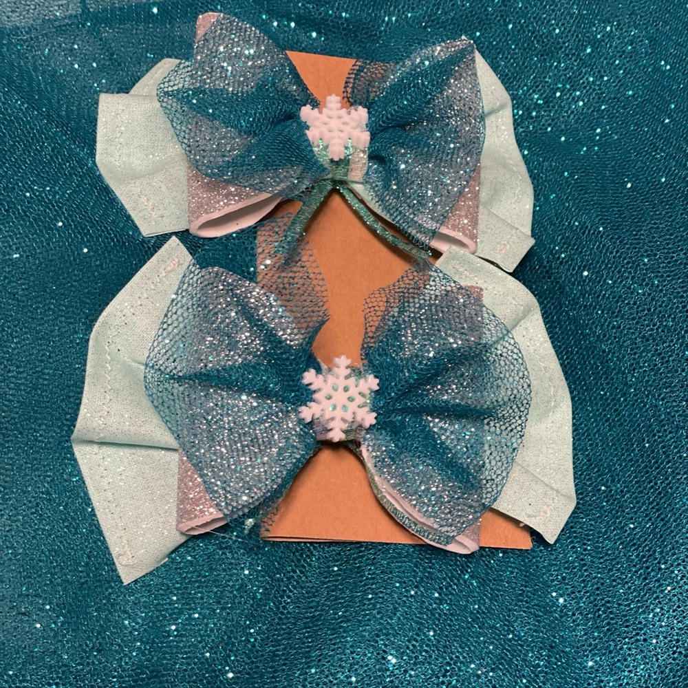 Medium sized or small sized hair clip bows for comfy and durable 😍